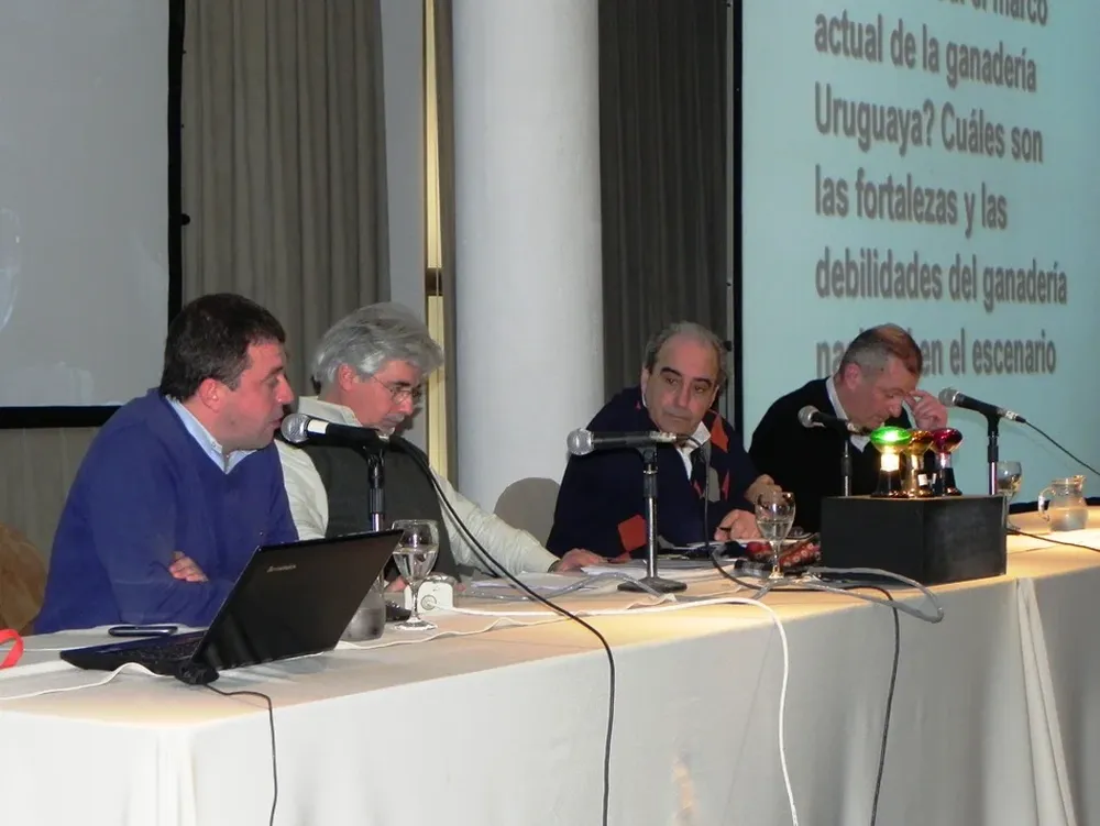 Olaverry, Aguerre, Fratti y Simeone en la mesa de cierre