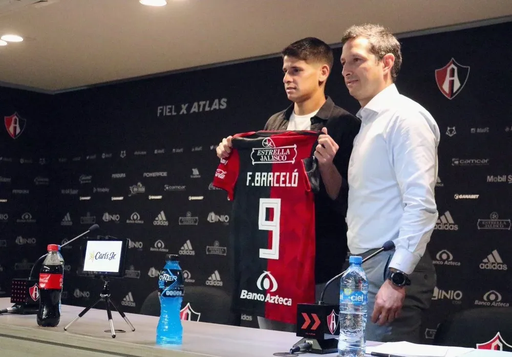 El uruguayo Facundo Barcelo fue presentado como nuevo jugador de Atlas