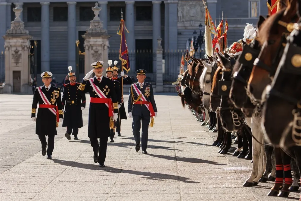 El Rey Felipe VI (3i) durante la Pascua Militar, en el Palacio Real, a 6 de enero de 2024, en Madrid (España).