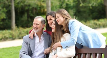Los Reyes celebran su 20 aniversario de boda con varias fotos de familia en los jardines del Palacio Real.