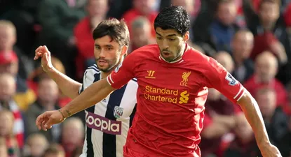 Claudio Yacob marcando a Luis Suárez en 2013