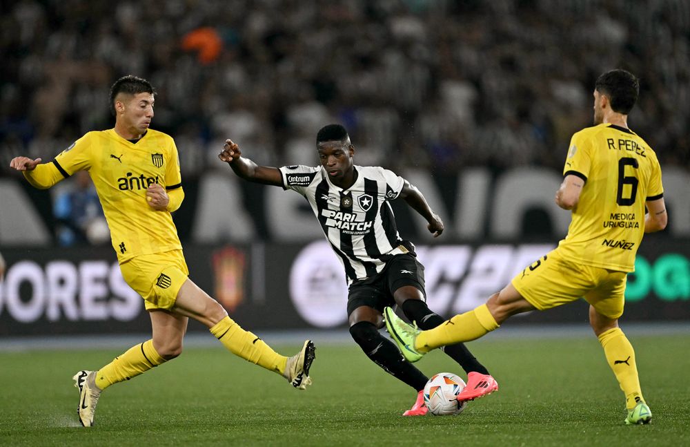 Damián García y Rodrigo Pérez de Peñarol ante Luiz Henrique de Botafogo