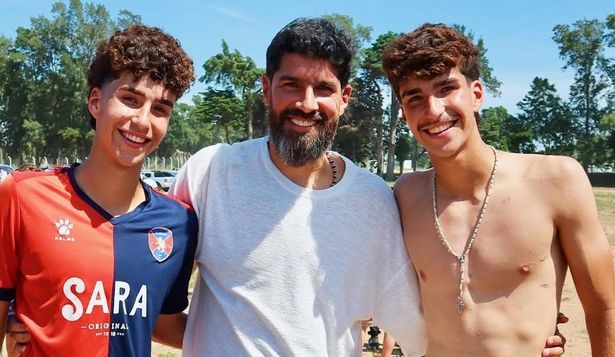 El Loco Abreu junto a sus hijos gemelos Franco y Facundo