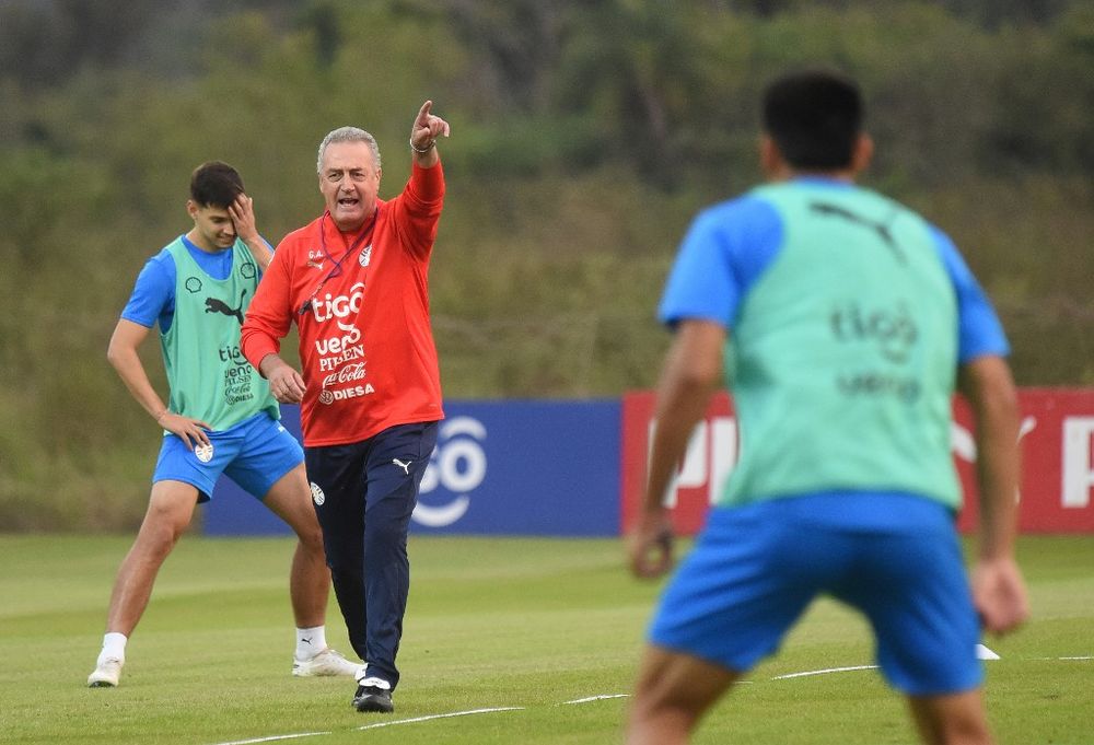 Gustavo Alfaro, DT de Paraguay Gustavo Alfaro, DT de Paraguay
