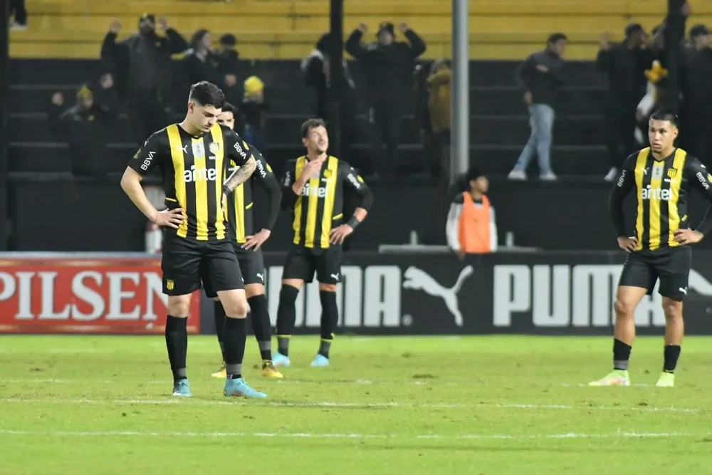 Agustín Álvarez Martínez y otros jugadores de Peñarol con toda la bronca tras el gol de Cerro Largo y otra derrota