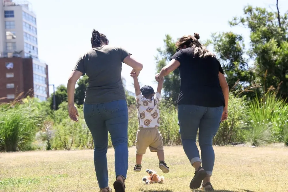 Pareja de madres con su hijo, gestado a través del método de fecundación ROPA