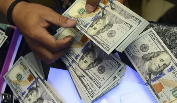 Dólar se hunde a nivel global por revés de Trump con reforma de salud