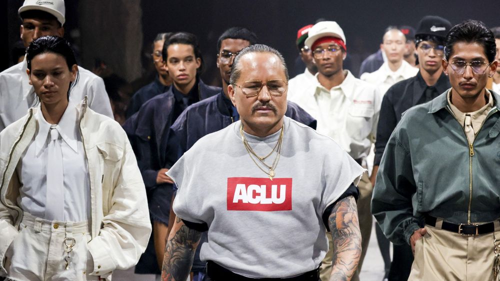 En el cierre de su más reciente pasarela, Chavarria lució una camiseta con el logo de la Unión Americana de Libertades Civiles (ACLU, por sus siglas en inglés).