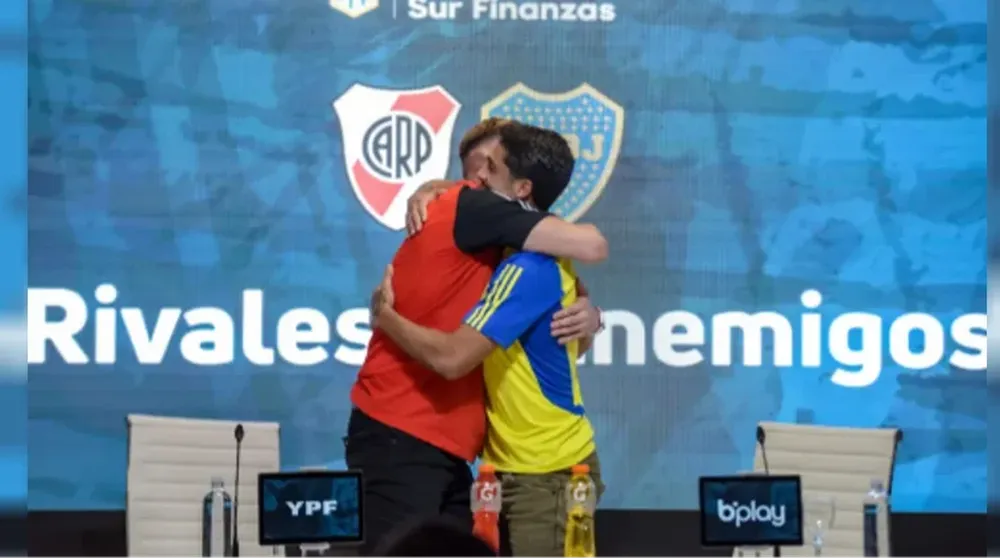 Armani y Figal se fundieron en un abrazo en la conferencia de prensa