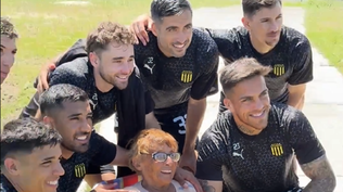 Los jugadores de Peñarol celebraron el cumpleaños número 90 de Emilia, una hincha aurinegra