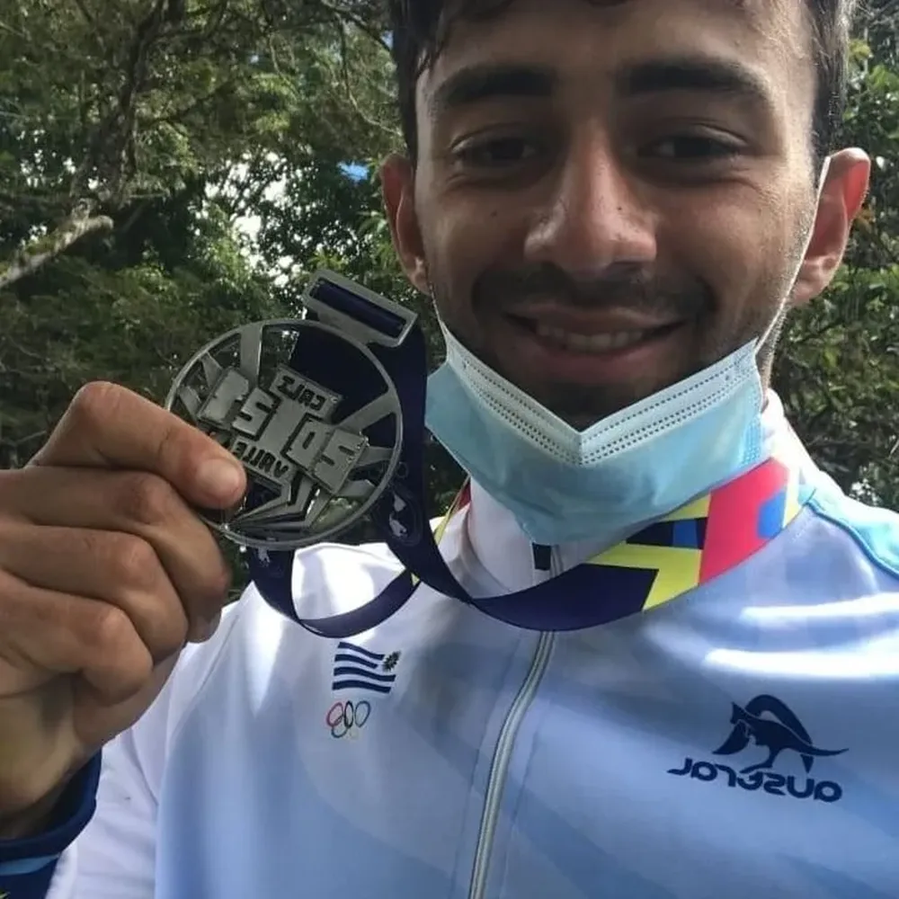 Santiago Melo luce orgulloso su medalla de plata ganada en canotaje