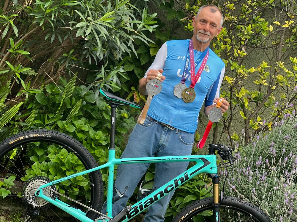 Jorge Vidart con sus medallas tras competir en Chile