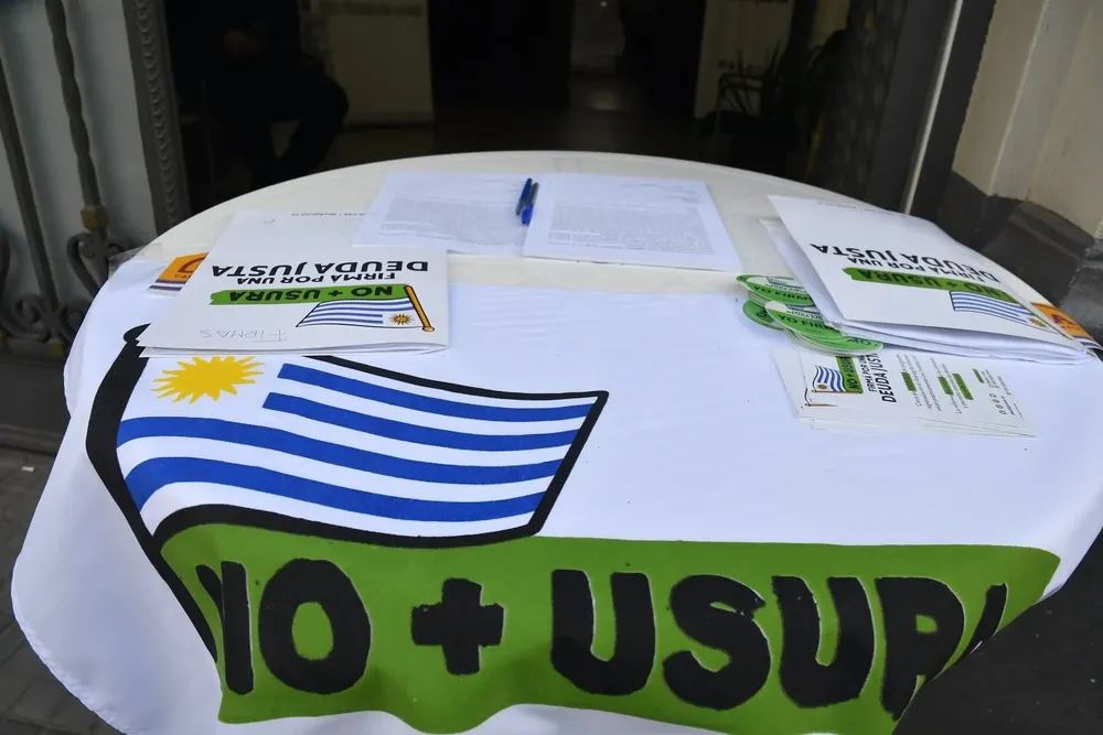 Mesa de recolección de firmas por una deuda justa. Archivo