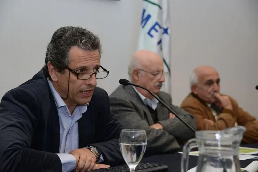 Enrique Miranda, gerente general del Fondo de Solidaridad, Marcos Supervielle, presidente del Fondo de Solidaridad y Roberto Markarian, rector de la Udelar