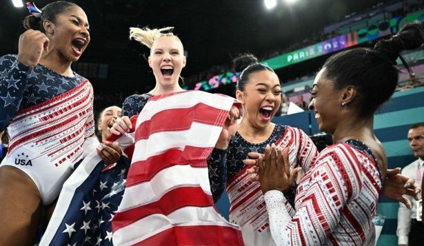 Simone Biles y sus compañeras festejan la medalla de oro la final de los Juegos Olímpicos Paris 2024