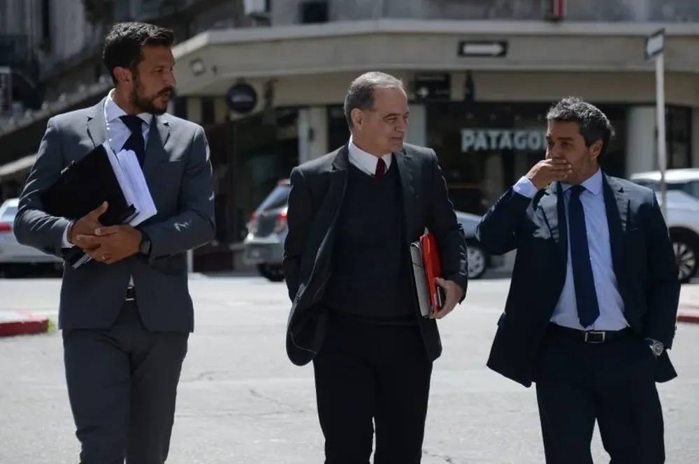 José Coya (en el medio) camina junto a sus abogados rumbo al Juzgado de Crimen Organizado.
