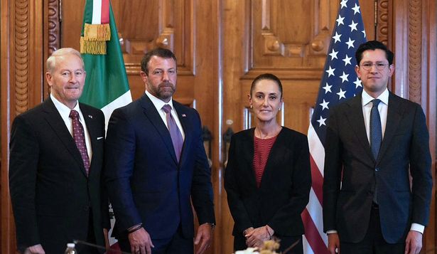 Mullin y Sheinbaum junto al embajador de EEUU, Ronald Johnson, y el canciller mexicano, Roberto Velasco Álvarez