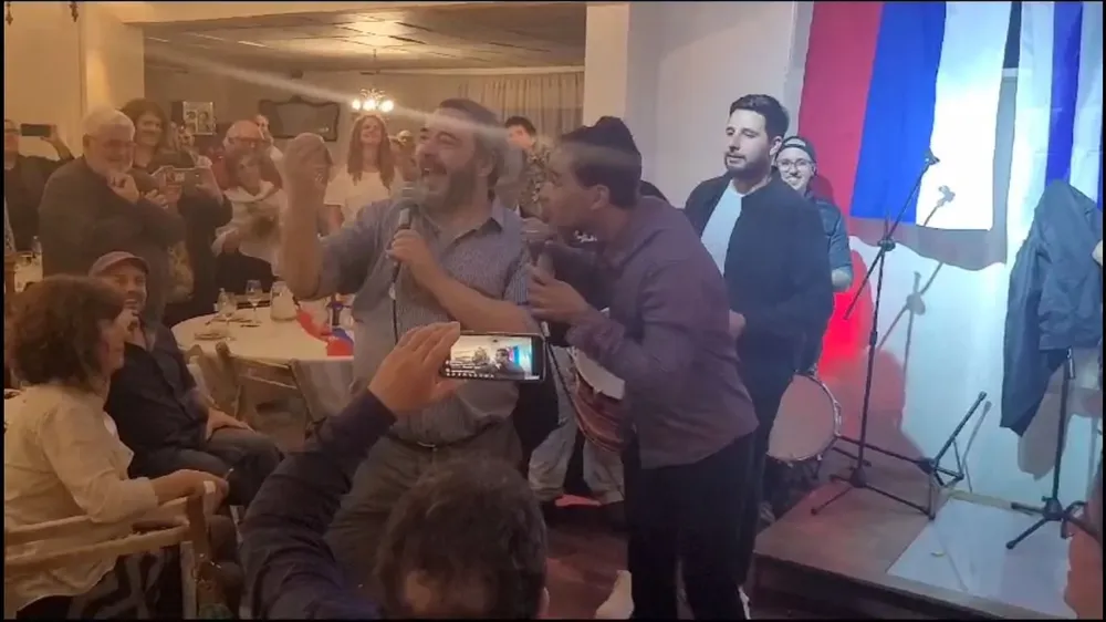 Bergara interpretó una canción de murga junto a la banda Apariencia Delictiva en una cena del Frente Amplio