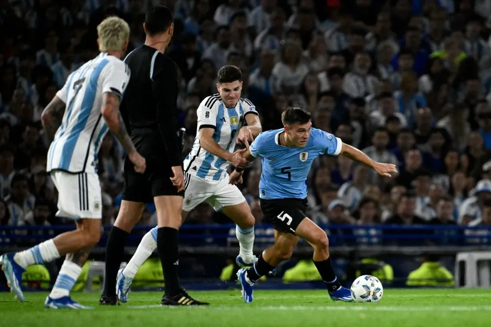 Julián Alvarez no puede con Manuel Ugarte