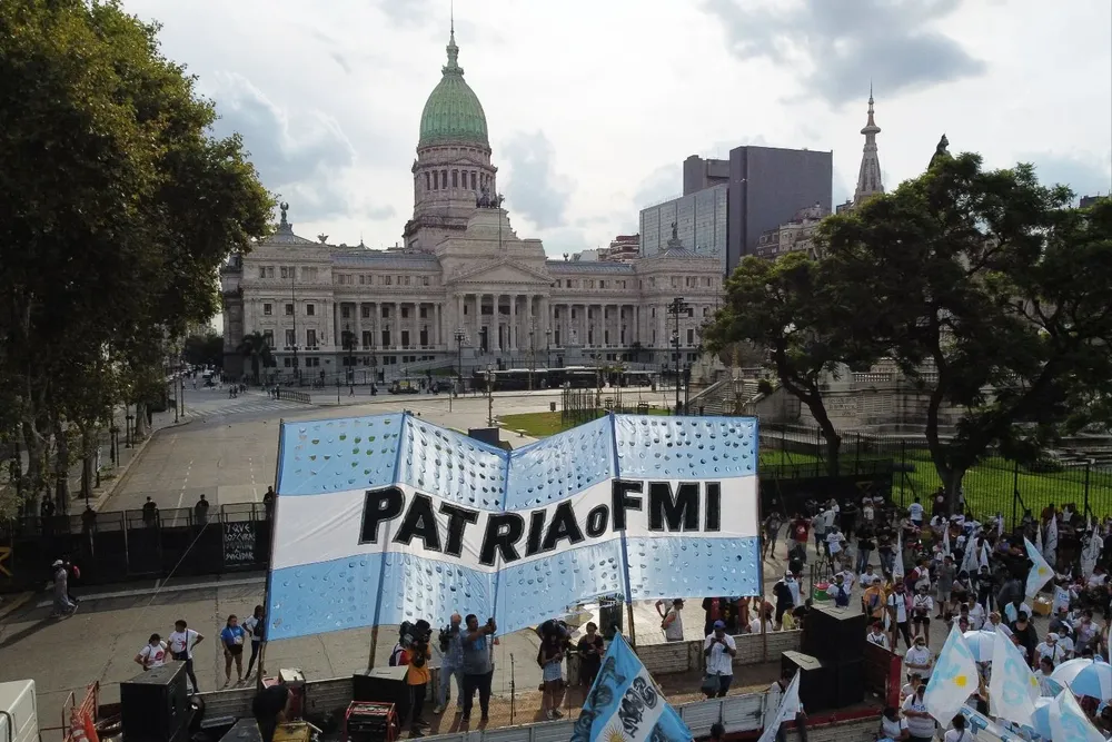 Manifestación contra el acuerdo con el FMI afuera del Congreso
