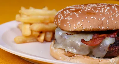 La contribución de Sonneborn le da más control a Kroc y pone al negocio en una senda de crecimiento. Pero no cambió la hamburguesa, ni la cocina, ni el nombre, y ya estaban en un régimen de franquicia. Pero reformuló el modelo de negocio de una manera clave para crecer y diferenciarse de miles de puestos hamburgueseros olvidados.