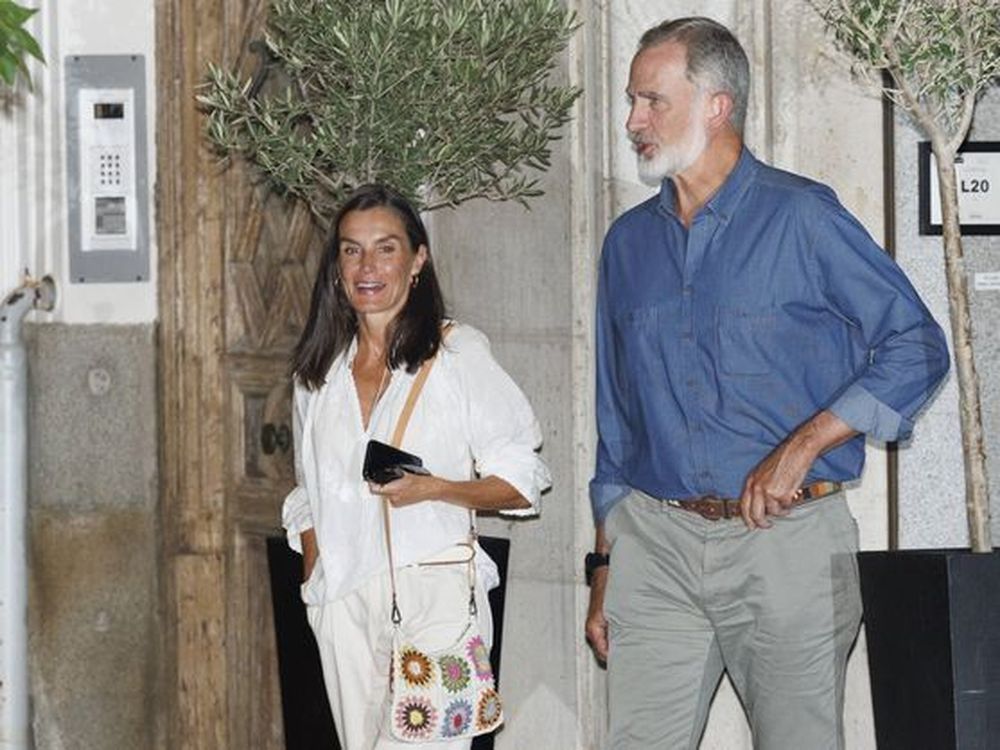El rey Felipe VI y la reina Letizia son vistos saliendo de una cena íntima en el restaurante La Lonja del Mar 