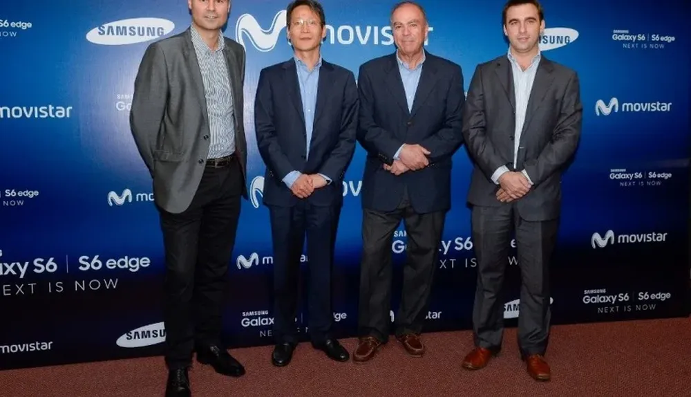 Fernando Leis, director de Marketing de Movistar Uruguay; Zezhinio Lee, presidente de Samsung Electronics para Argentina, Uruguay y Paraguay; Pablo de Salterain, presidente de Movistar Uruguay y Gonzalo Ferrando, Key Account Manager de Movistar de Samsung Electronics Uruguay, durante el evento de lanzamiento