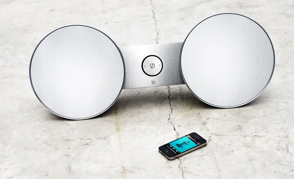 El reproductor BeoPlay A8 en funcionamiento con el iPhone 5