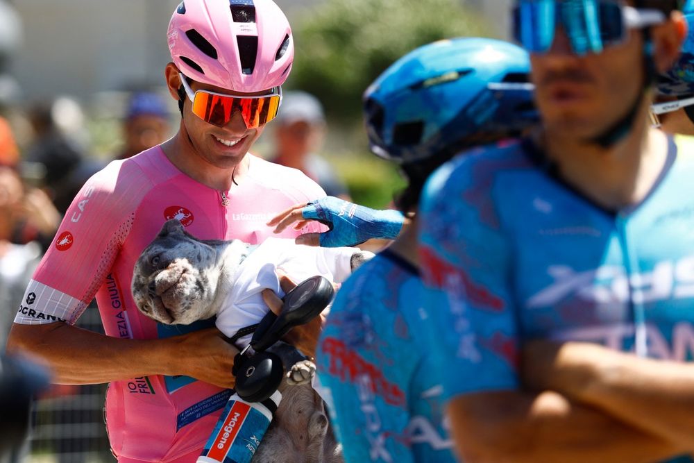 Thomas Silva y su perrito en el Giro de Italia