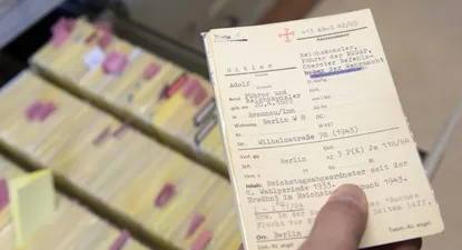 Fiscal alemán muestra una ficha con el nombre de Adolf Hitler en sala de archivos