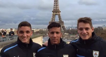 Kevin Méndez (centro) con Gastón Faber y Thiago Cardozo