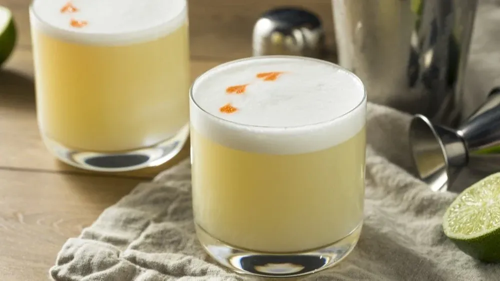 El pisco sour es un famoso cóctel hecho en base a pisco y limón, entre otros ingredientes