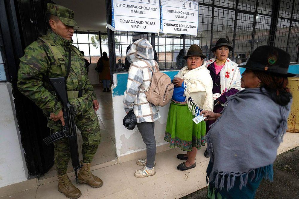 Los ecuatorianos acudieron a las urnas desde las primeras horas de la mañan del domingo.