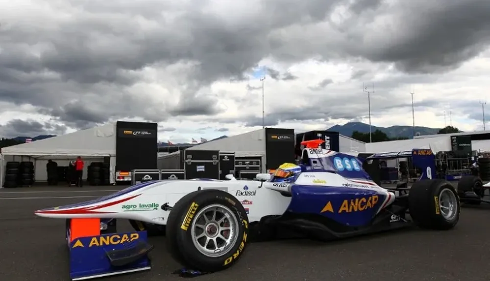 Santiago Urrutia listo para salir a pista en Spielberg, Austria.