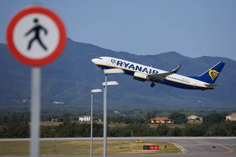 Un avión de la compañía aérea Ryanair despega en el aeropuerto de Girona, en una imagen de archivo
