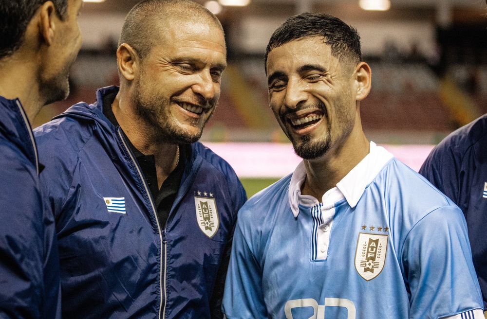 Diego Pérez y Walter Domínguez sonríen luego del empate de la selección de Uruguay ante Costa Rica, en lo que fue el debut del jugador de OFI