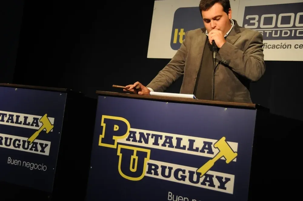 Otto Fernández (hijo) rematando en Pantalla Uruguay