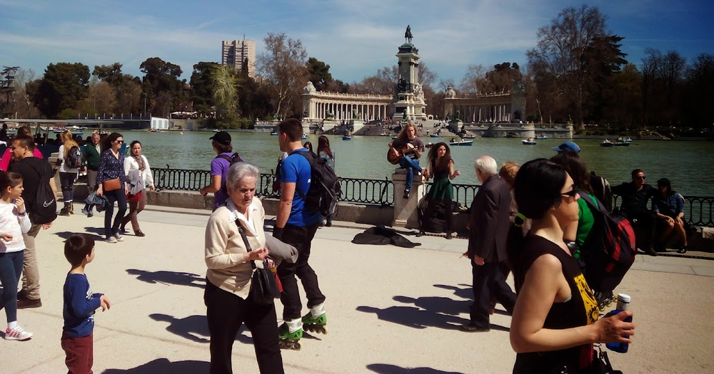 Martes soleado en el Parque del Retiro.