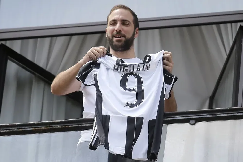 Higuain con la 9 de Juventus