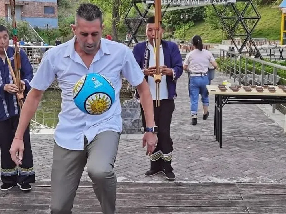 Jarita dominando la pelota en China