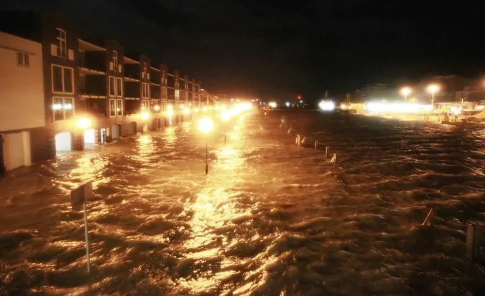 El agua del mar inunda unos garajes en el puerto de ferrys de Bremerhaven-Nordenham, Alemania