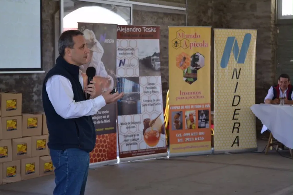 Alejandro Evia durante su exposición en el Local Bequeló, en Mercedes, Soriano.