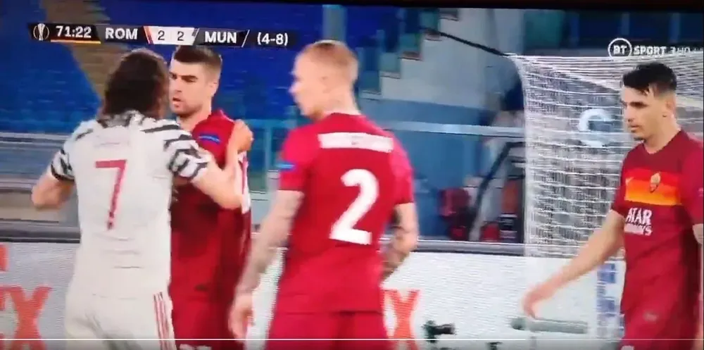 Cavani contra los jugadores de Roma