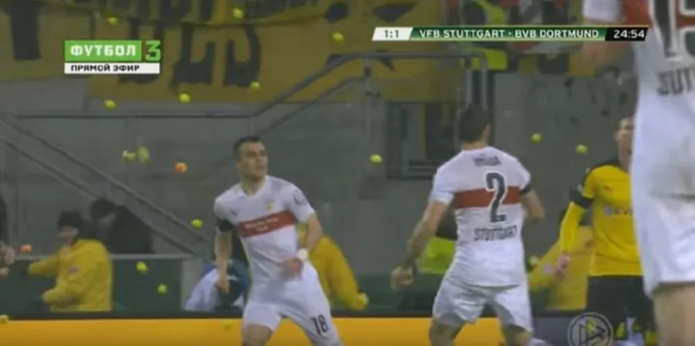Las pelotas cayendo a la cancha de Sttutgart