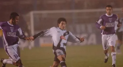 Incidencia del partido de 2005: Gargano con el balón, seguido de Ariosa y De Souza