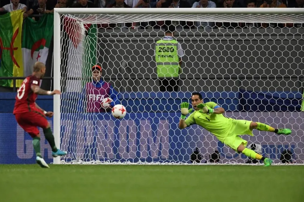 Claudio Bravo ataja el penal a Quaresma