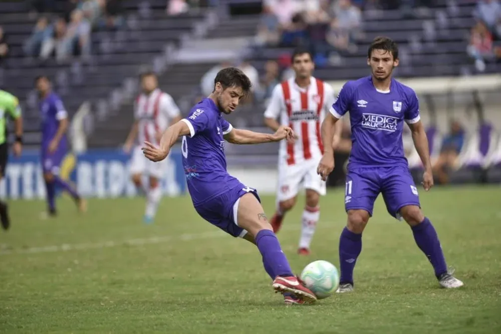 Defensor Sporting-River Plate: Cabrera conecta el derecha que terminará en el fondo de la red