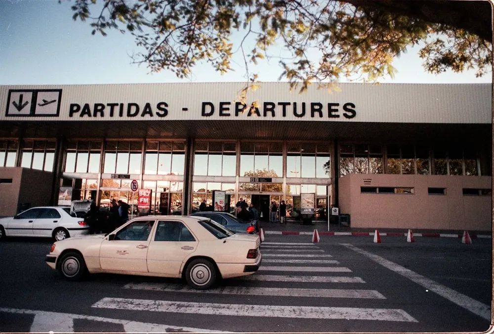El viejo aeropuerto de Carrasco fue escenario de muchas despedidas en 2002