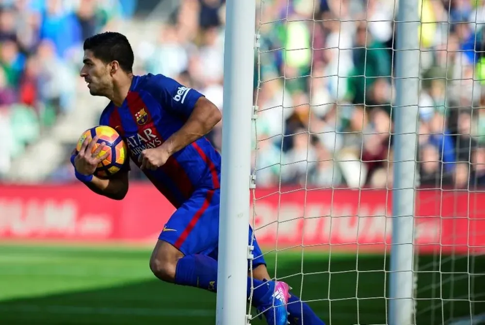 Betis, sufrió a Luis Suárez, quien marcó en la hora