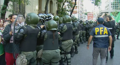 Jubilados marcharon otra vez frente al Congreso para reclamar por el acceso a medicamentos y la moratoria previsional.